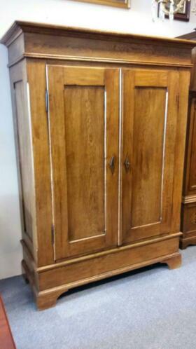 Verkocht artikelnr. 1600263 Antieke Slavische Eikenhouten Kast.
 Antieke Slavische Eikenhouten Kast

Antieke Slavische Eikenhouten Kast
Kast is in uitmuntende staat!
Maten B 1.44 D 57 H 1.94 cm
Planken zijn in hoogte verstelbaar
Keywords: Antieke Slavische Eikenhouten Kast