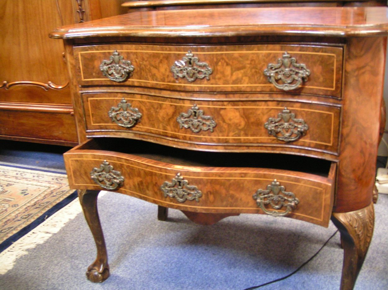 Verkocht artikelnr. 1600285 Wortelnoten ladekastje Chippendale.
Antieke Chippendale Ladenkast, mooi ingelegd, orgel-gebogen.

B: 79cm x D: 45cm x H: 70cm

In uitmuntende staat.
Keywords: Wortelnoten ladekastje Chippendale: