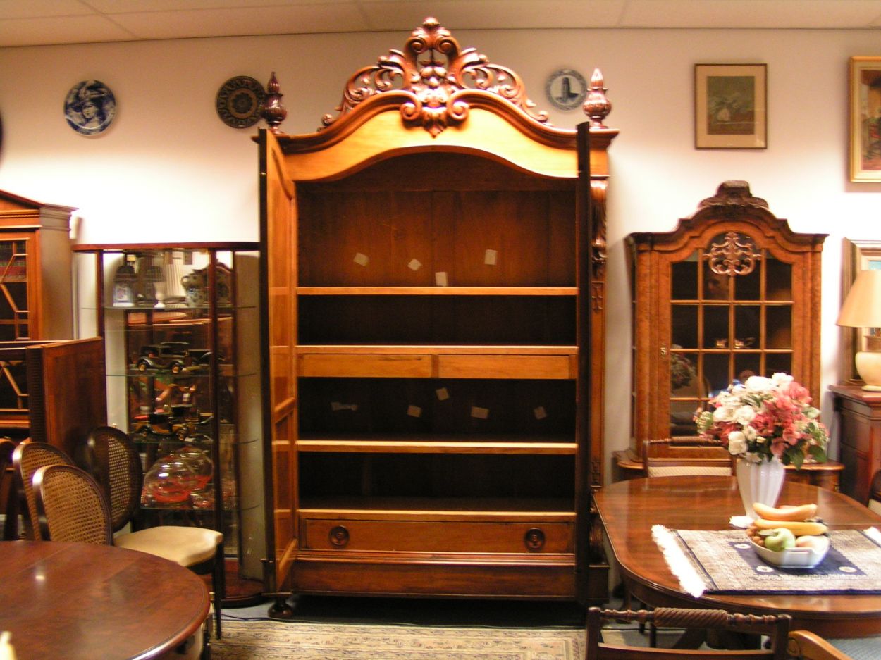 artikelnr. 1600302 Antieke Mahonie Biedermeier Kuifkast: prijs €1750,- euro
 Antieke Mahonie Biedermeier Kuifkast:

Planken op hoogte verstelbaar, zijkanten met panelen.

Zeldzaam exemplaar, museumkwaliteit.

H: 2.70m x D: 50cm x B: 1.50m


Keywords: Antieke Mahonie Biedermeier Kuifkast: