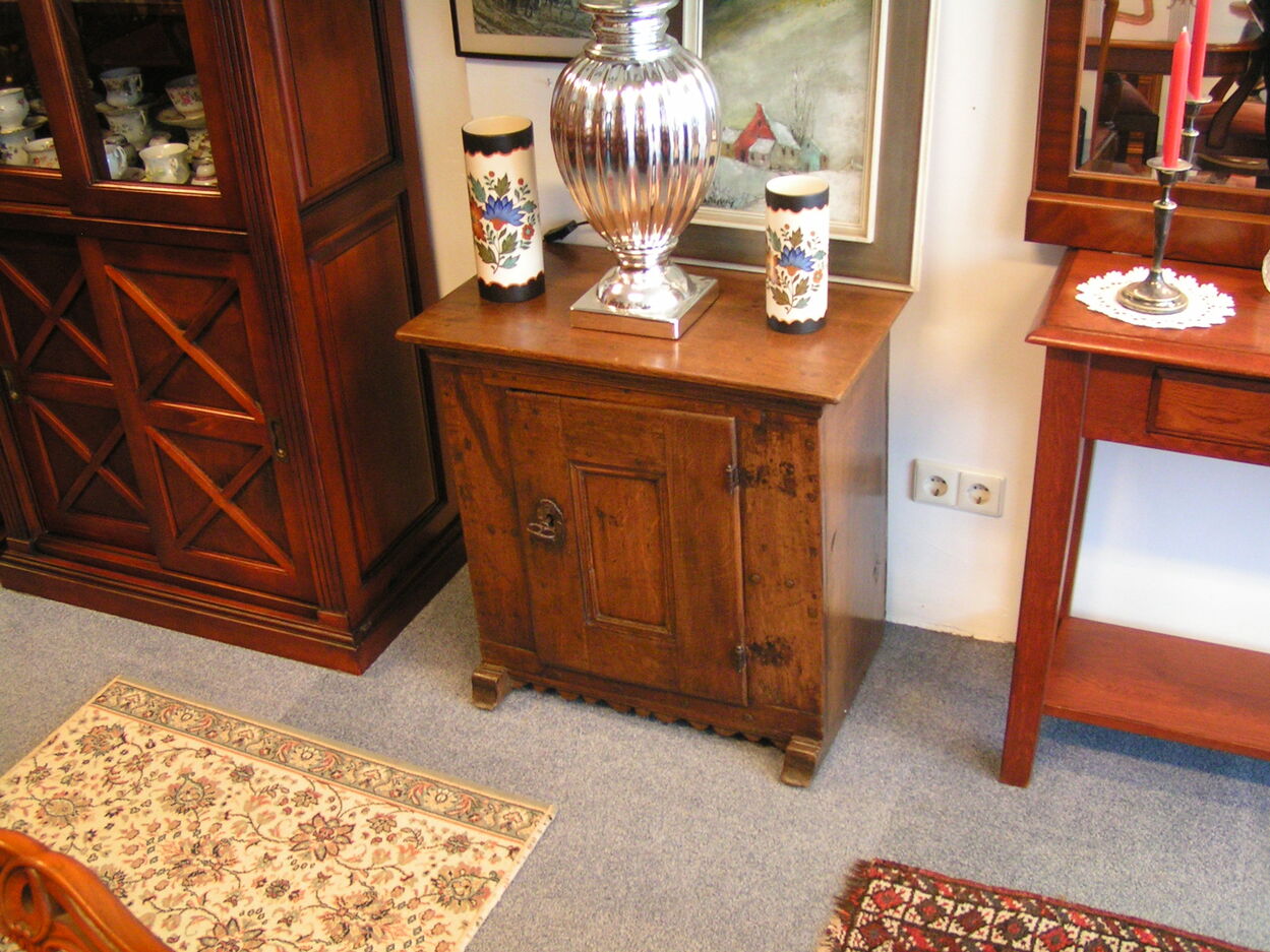 artikelnr 1602035 Antieke Massief Eiken Spinde 18 eeuws in Zeer goedestaat. vraagprijs €749,- euro
Deze zeer mooie spinde is helemaal origineel en helemaal perfect.
Afm D 40 H 67 B 67 cm
