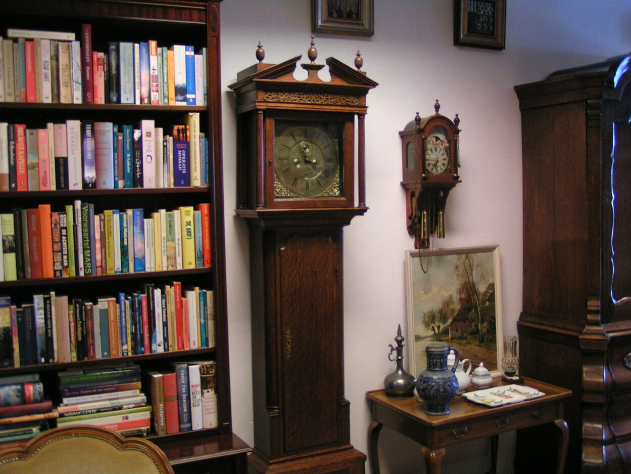 artikelnr. 1600872 Engels Staande Horloge In Massief Eiken Kast 1830 : prijs 649 euro
In zeer goede staat.

Timothy Mason, Gains Through

Met seconde- en datum aanwijzing.

Hoogte: 222cm

Recent bij klokkenmaker geweest, met garantie, papieren klokkenmaker/onderhoud/reparatie aanwezig.
Keywords: artikelnr. 1600872 Engels Staande Horloge In Massief Eiken Kast 1830 : prijs 649 euro