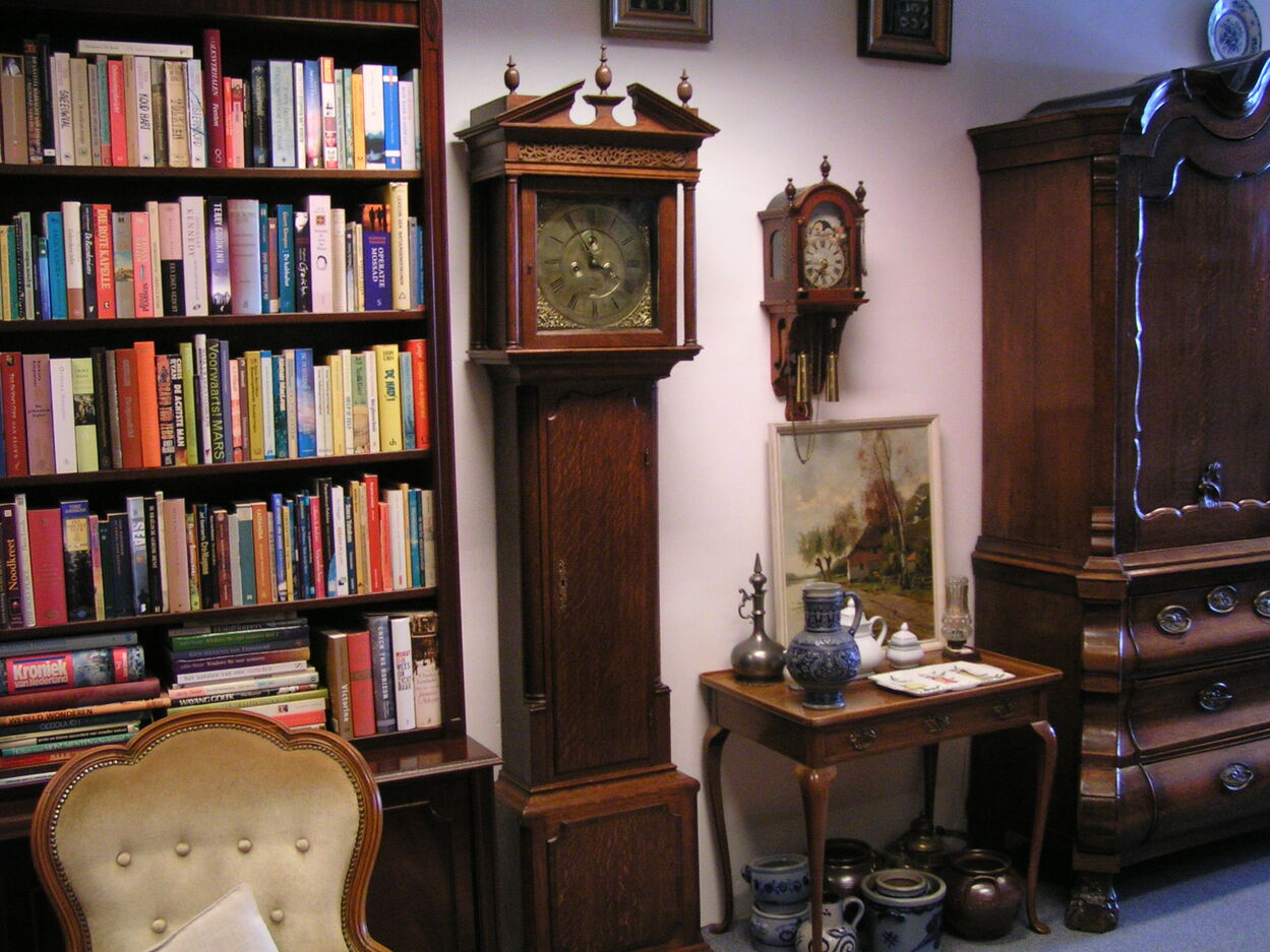 artikelnr. 1600872 Engels Staande Horloge In Massief Eiken Kast 1830 : prijs 649 euro
In zeer goede staat.

Timothy Mason, Gains Through

Met seconde- en datum aanwijzing.

Hoogte: 222cm

Recent bij klokkenmaker geweest, met garantie, papieren klokkenmaker/onderhoud/reparatie aanwezig.
Keywords: artikelnr. 1600872 Engels Staande Horloge In Massief Eiken Kast 1830 : prijs 649 euro