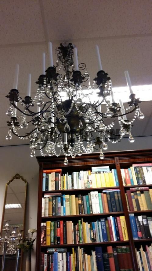 artikelnr. 1600333 Vergulde Louis XV Kaarsen Kroonluchter: prijs €995,- euro
Antieke Victoriaanse Kaarsenkroonluchter, 18 arms (kaarsen).

Afmetingen:

Hoogte: 1m exclusief. ketting x 90cm Breed

Pas professioneel gereinigd! In Museumkwaliteit staat.

Uniek exemplaar. 
Keywords: artikelnr. 1600333 Louis XV Kaarsen Kroonluchter: prijs �995,- euro