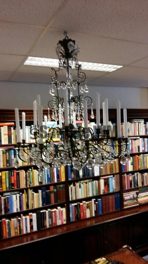 artikelnr. 1600333 Vergulde Louis XV Kaarsen Kroonluchter: prijs €995,- euro
Antieke Victoriaanse Kaarsenkroonluchter, 18 arms (kaarsen).

Afmetingen:

Hoogte: 1m exclusief. ketting x 90cm Breed

Pas professioneel gereinigd! In Museumkwaliteit staat.

Uniek exemplaar. 
Keywords: artikelnr. 1600333 Louis XV Kaarsen Kroonluchter: prijs �995,- euro