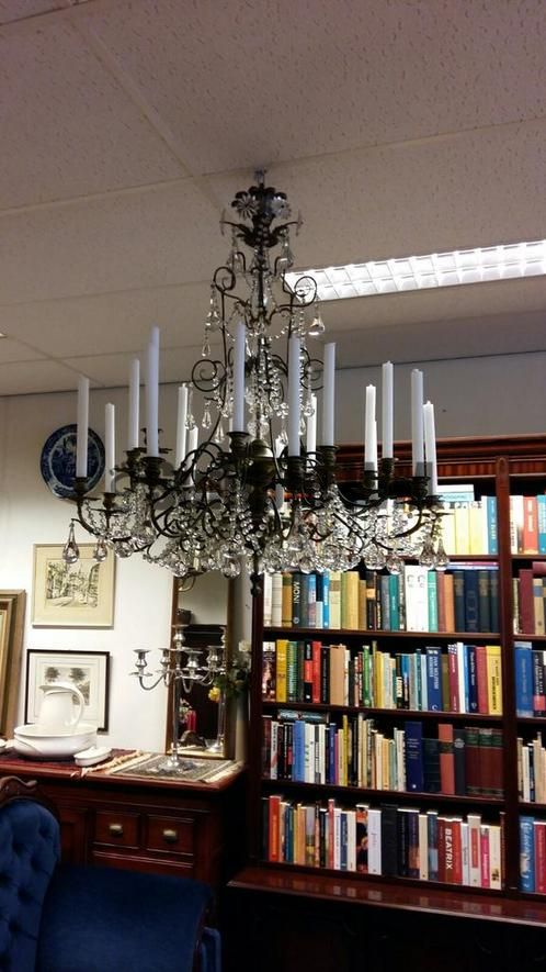 artikelnr. 1600333 Louis XV Kaarsenkroonluchter: prijs €995,- euro
Antieke Victoriaanse Kaarsenkroonluchter, 18 arms (kaarsen).

Afmetingen:

Hoogte: 1m exclusief. ketting x 90cm Breed

Pas professioneel gereinigd! In Museumkwaliteit staat.

Uniek exemplaar.
Keywords: artikelnr. 1600333 Vergulde Louis XV kroonluchter: prijs €995,- euro