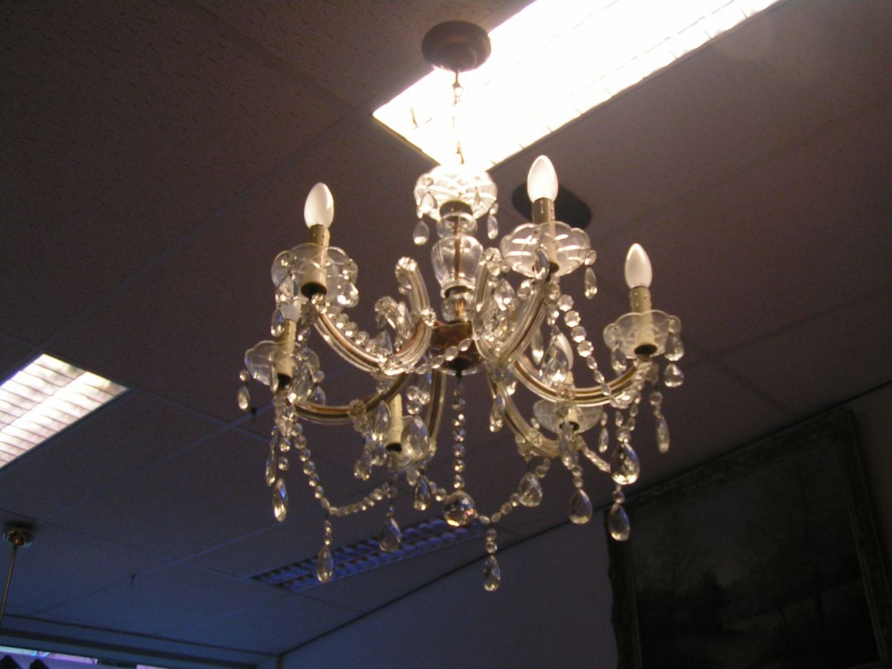 artikelnr. 1600283 Kroonluchter kristal antiek: prijs €325,-euro
60 cm Breed, 50cm Hoog zonder ketting.

In uitmuntende staat.

6-armig.
Keywords: Kroonluchter kristal antiek