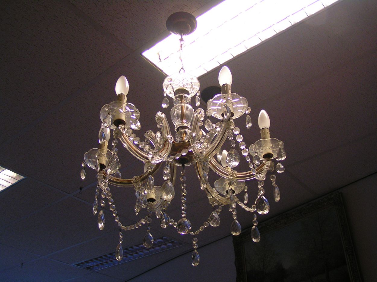 artikelnr. 1600283 Kroonluchter kristal antiek: prijs €325,-euro
60 cm Breed, 50cm Hoog zonder ketting.

In uitmuntende staat.

6-armig.
Keywords: artikelnr. 1600283 Kroonluchter kristal antiek: prijs �325,- euro