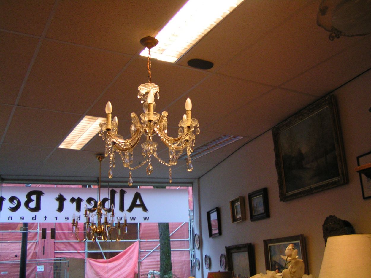 artikelnr. 1600283 Kroonluchter kristal antiek: prijs €325,-euro
60 cm Breed, 50cm Hoog zonder ketting.

In uitmuntende staat.

6-armig.
Keywords: artikelnr. 1600283 Kroonluchter kristal antiek: prijs �325,- euro