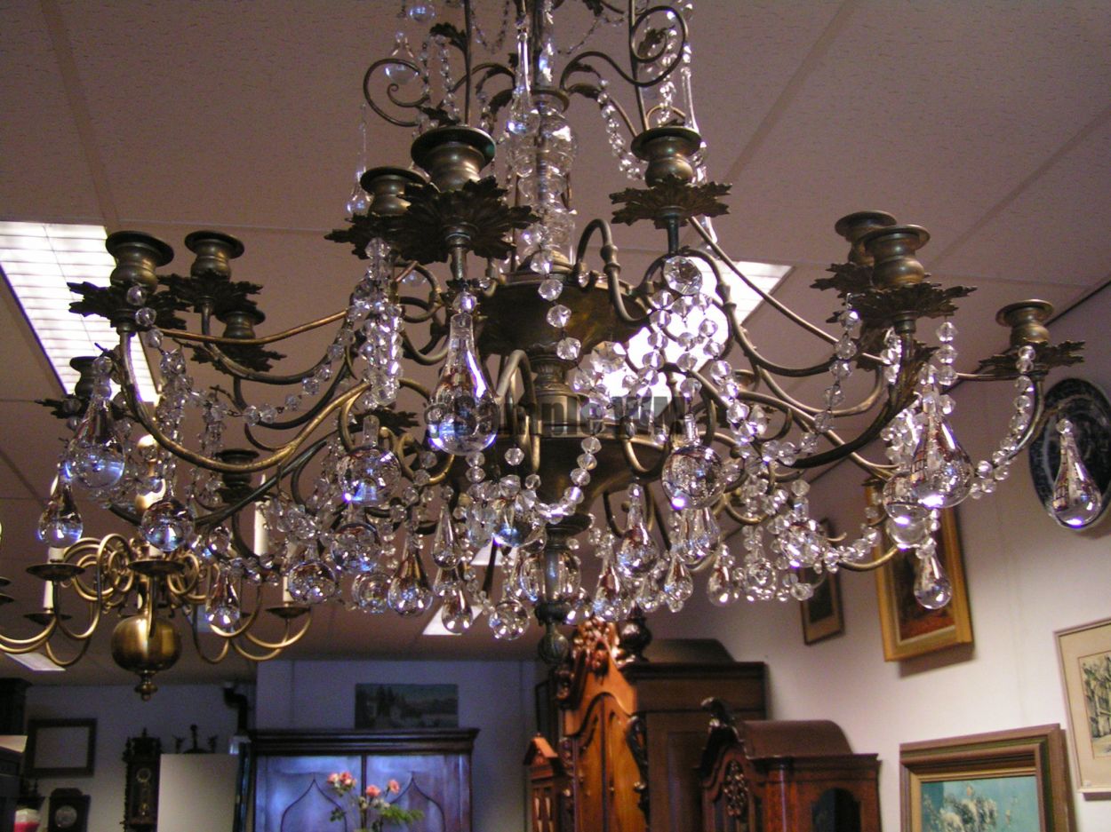 artikelnr. 1600333 Louis XV Kaarsenkroonluchter: prijs €995,- euro
Antieke Victoriaanse Kaarsenkroonluchter, 18 arms (kaarsen).

Afmetingen:

Hoogte: 1m excl. ketting x 90cm Breed

Pas professioneel gereinigd! In Museumkwaliteit staat.

Uniek exemplaar.
Keywords: artikelnr. 1600333 Vergulde Louis XV kroonluchter