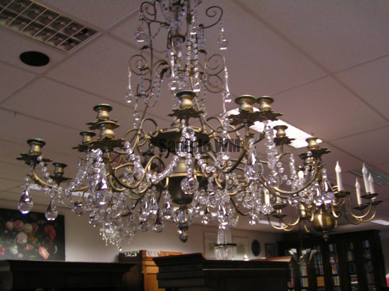 artikelnr. 1600333 Louis XV Kaarsenkroonluchter: prijs €995,- euro
Antieke Victoriaanse Kaarsenkroonluchter, 18 arms (kaarsen).

Afmetingen:

Hoogte: 1m excl. ketting x 90cm Breed

Pas professioneel gereinigd! In Museumkwaliteit staat.

Uniek exemplaar.
Keywords: artikelnr. 1600333 Louis XV Kaarsen Kroonluchter: prijs €995,- euro