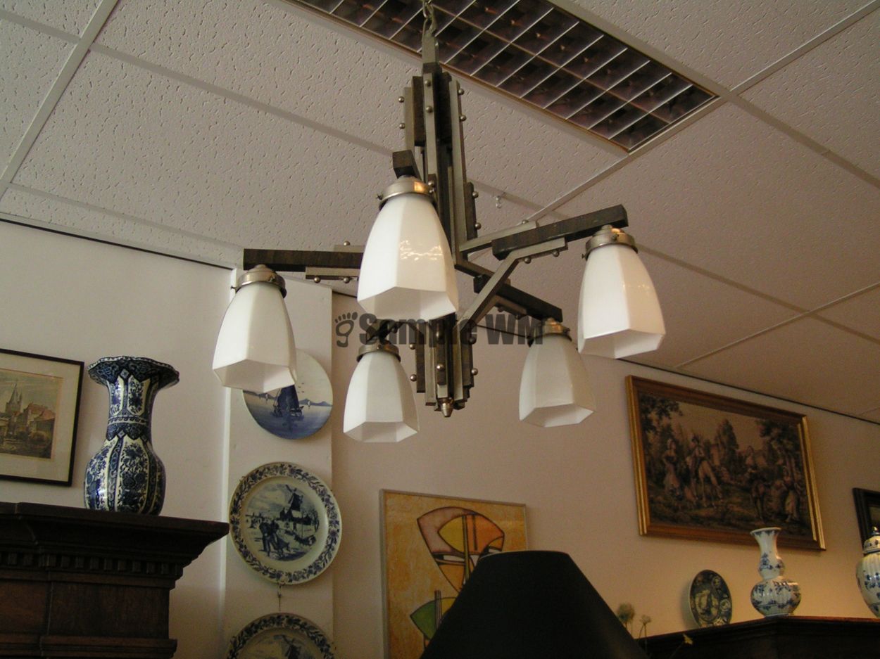 Verkocht artikelnr. 1600335 Antieke Art Deco Lamp Jaren \\\'30 
Antieke \\\"Design Lamp\\\" uit de jaren \\\'30.

In uitstekende staat.

Zonder ketting hoogte: 65cm

Breed: 55cm
Keywords: artikelnr. 1600335 Antieke Art Deco Lamp Jaren \\\\\\\\&#039;30