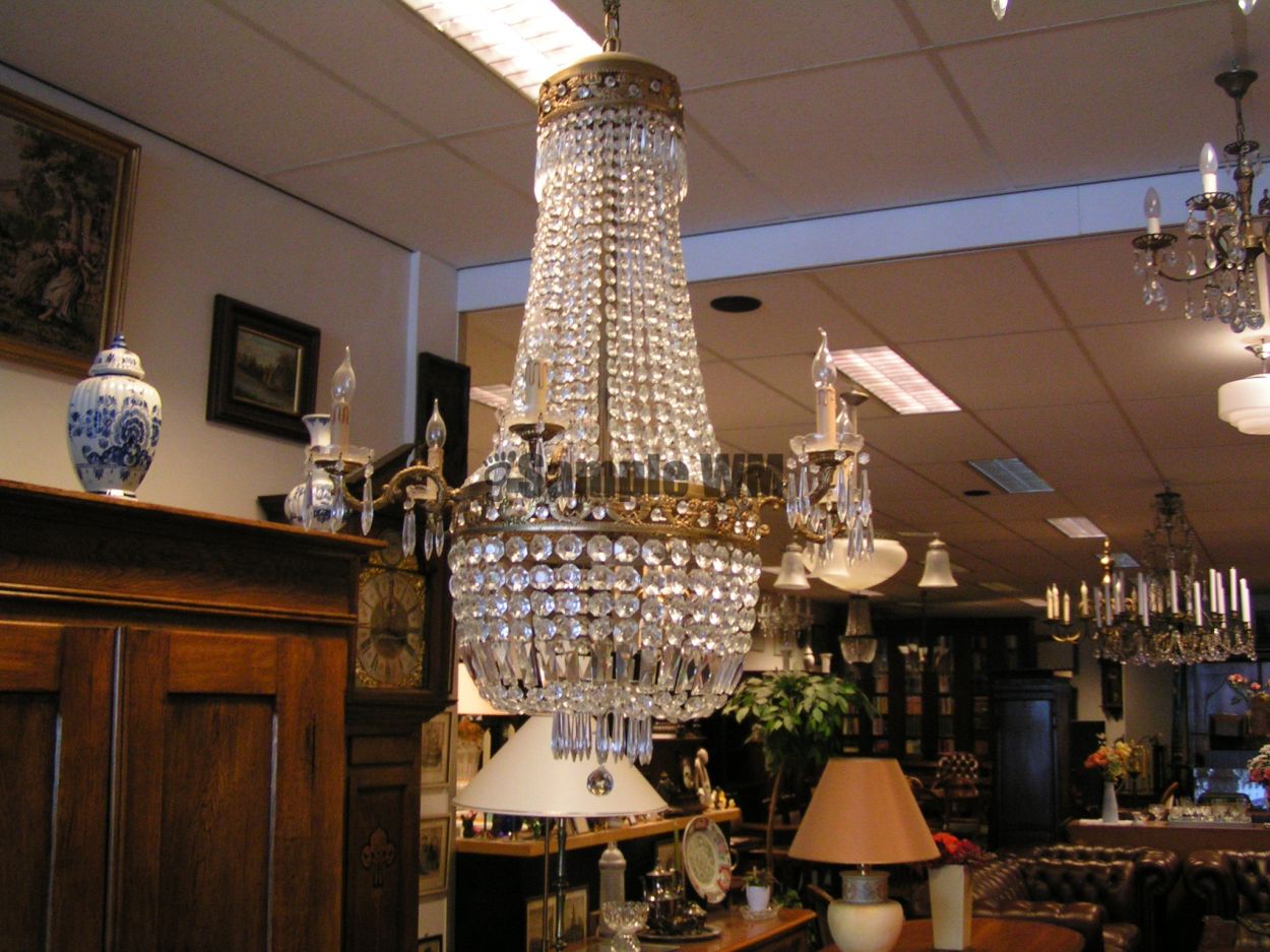 Verkocht artikelnr. 1600355 Zakkroonluchters Kristal Empire Model.
zeldzaam exemplaar, met 6 lampen, Empire - model.

zonder ketting ruim 1.30cm lang, ruim 90cm breed/doorsnede

Verschillende Zakkroonluchters op voorraad.
Keywords: Verkocht artikelnr. 1600355 Zakkroonluchters Kristal Empire Model.