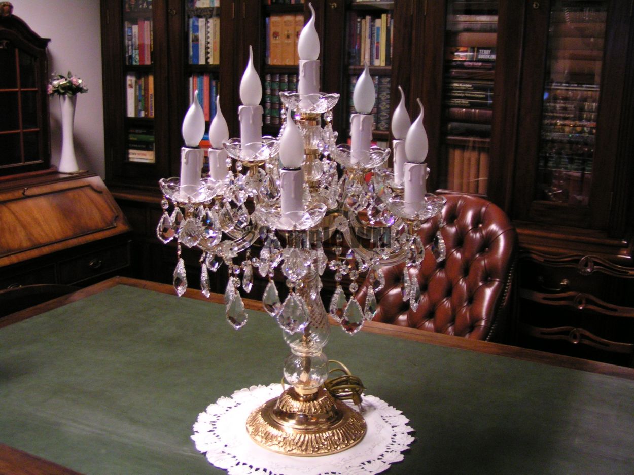 Verkocht artikelnr. 1600362 Staande Kristallen Kroonluchter 10 lampen.
Beschrijving
afmetingen: 76cm x 50cm

6 armig.

In nieuwstaat.

Juweel van een Lamp!
Keywords: Staande Kristallen Kroonluchter 10 lampen