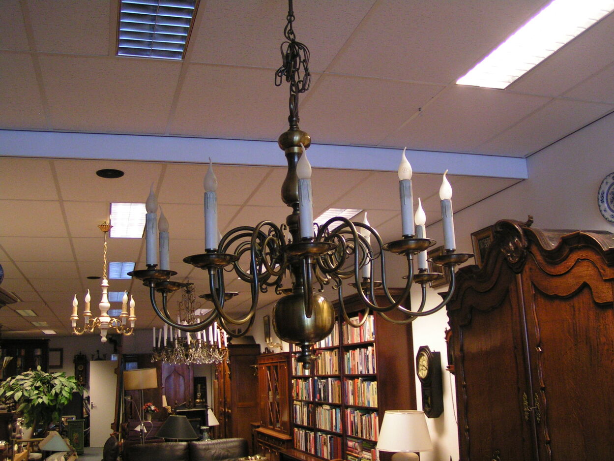 artikelnr. 1600861 Grote Antieke Balkroon - 10 armig : prijs €349,- euro
messing
B: 1m x zonder ketting 90cm

In zeer goede staat 
Keywords: Grote Antieke Balkroon - 10 armig