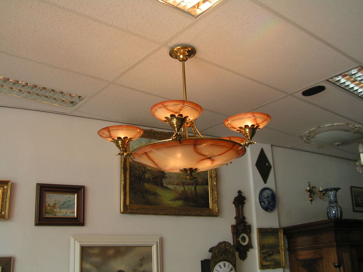 artikelnr. 1602025 Art Deco Style Glas Chandelier Hollywood in nieuwstaat. prijs op aanvraag 
Art Deco Style Glas Broze en Brass Hollywood Chandelier in nieuwstaat.
Afm; B 1 Meter H 75 cm
