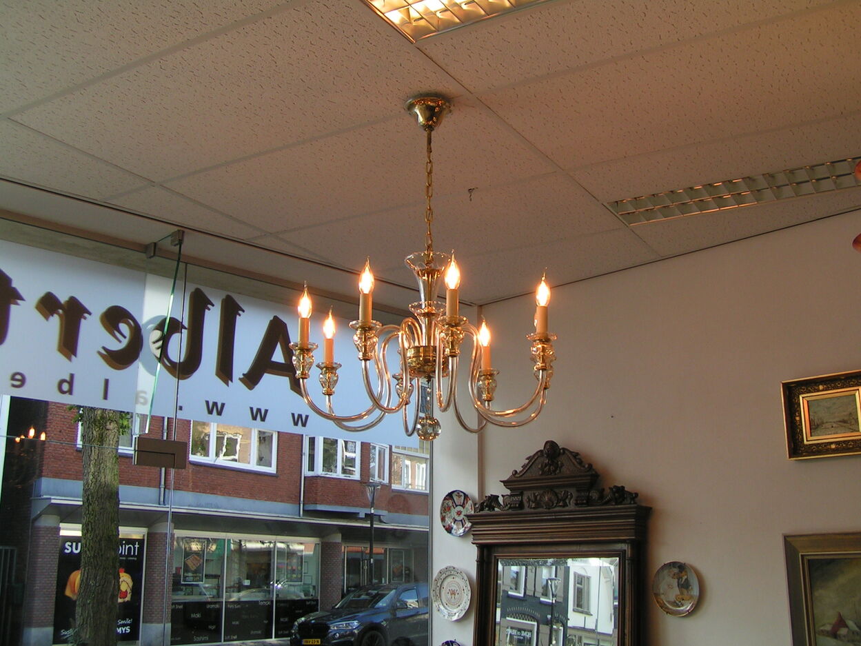 artikelnr. 1602029 Kristatallen Bohemische Kroonluchter, jaren 50 - 60 in Nieuwstaat!
Kristallen Bohemische Kroonluchter 8 armen, met 2 wandlampen die bij passend zijn in de de zelfde stijl. en alles in Nieuwstaat! afm B 75 H 50 cm
vraagprijs op aanvraag 
