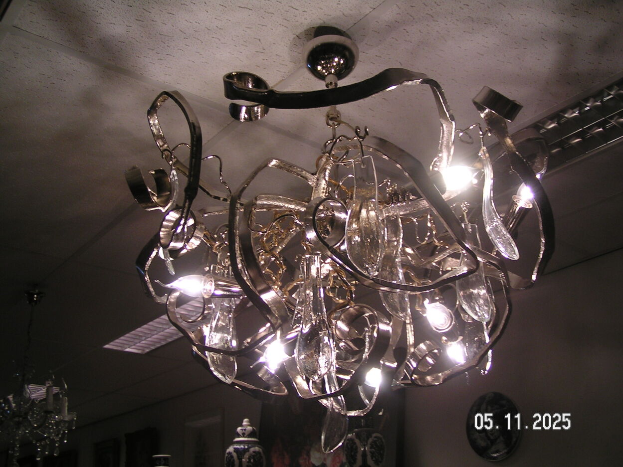 Verkocht artikelnr. 1602041 DELPHINIUM CHANDELIER William Brand, Annet van Egmond in Nieuwstaat.
Zeer bijzondere mooie en in nieuwstaat Design kroonluchter, Kleur 080 Nikkel afm Doorsnede 1 m H 55 cm.
