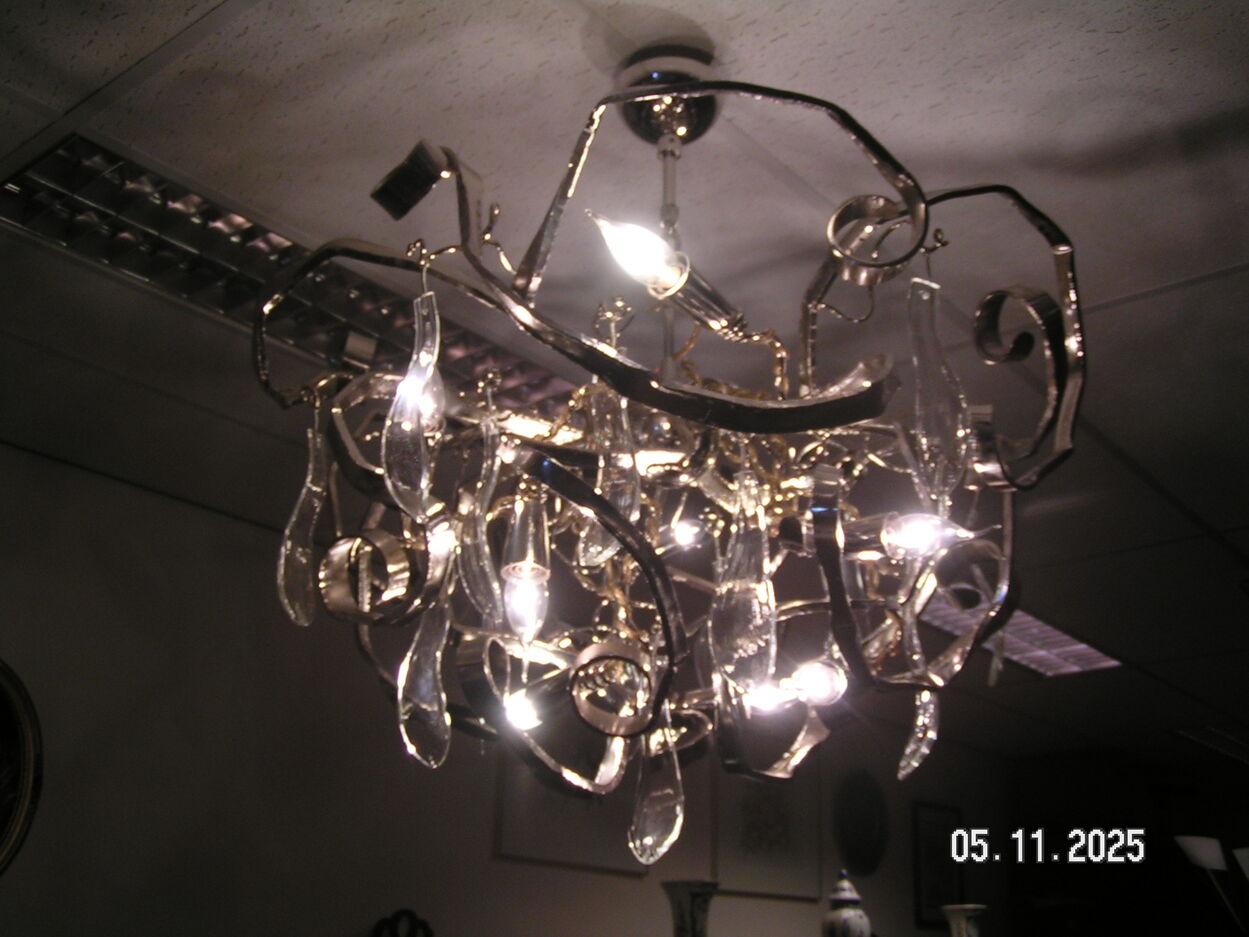 Verkocht artikelnr. 1602041 DELPHINIUM CHANDELIER William Brand, Annet van Egmond in Nieuwstaat.
Zeer bijzondere mooie en in nieuwstaat Design kroonluchter, kleur Nikkel 080 afm doorsnede 1 m H 55 cm.
