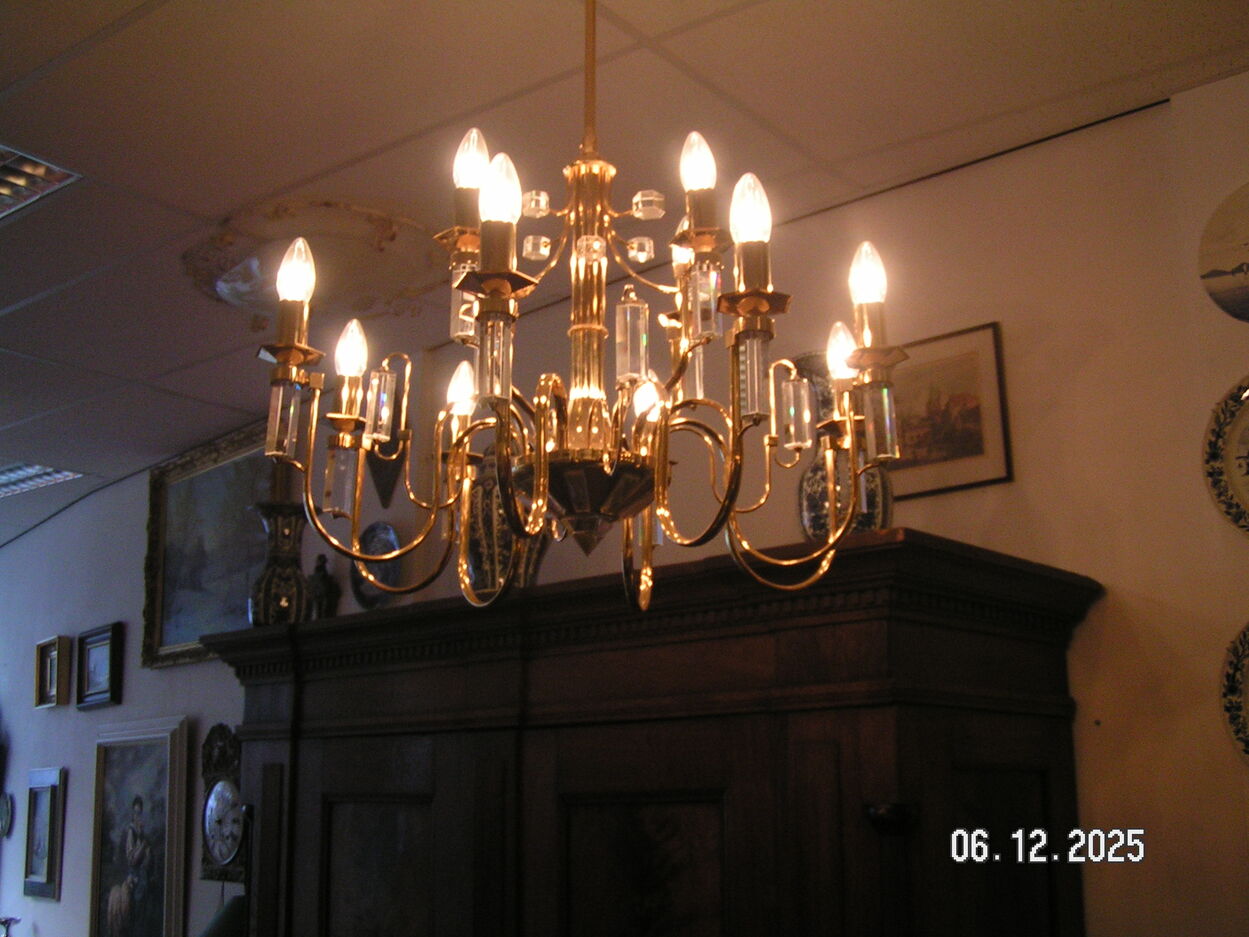 artikelnr. 1602058 Chandelier 24 Carat Gold-Dipped Fixture. Cut crystals. in Nieuwstaat €795,- euro.
Lord 8+4. Afm B 70 H 48 cm
