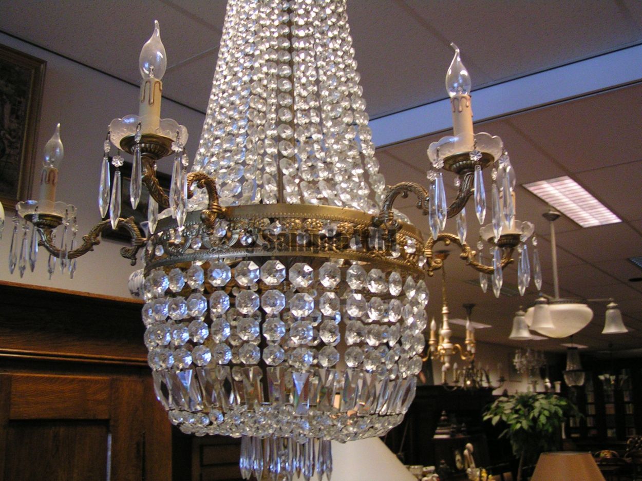 Verkocht artikelnr. 1600355 Zakkroonluchters Kristal Empire Model.
zeldzaam exemplaar, met 6 lampen, Empire - model.

zonder ketting ruim 1.30cm lang, ruim 90cm breed/doorsnede

Verschillende Zakkroonluchters op voorraad.
Keywords: artikelnr. 1600355 Zakkroonluchters Kristal Empire Model