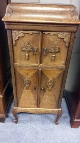 Verkocht artikelnr. 1600270 Antieke Pathefoon/platenspeler ca. 1900/1910
Antieke Pathefoon/patenspeler met bakelieten platen. Prachtige antieke grammofoon in zeer mooie eikenhouten kast met diverse platen werkt zeer goed! ca. 1900
Maten; B 50 D 45 H 1.15 cm.
Keywords: artkelnr. 1600269 Antieke Pathefoon/platenspeler ca. 1900/1910: