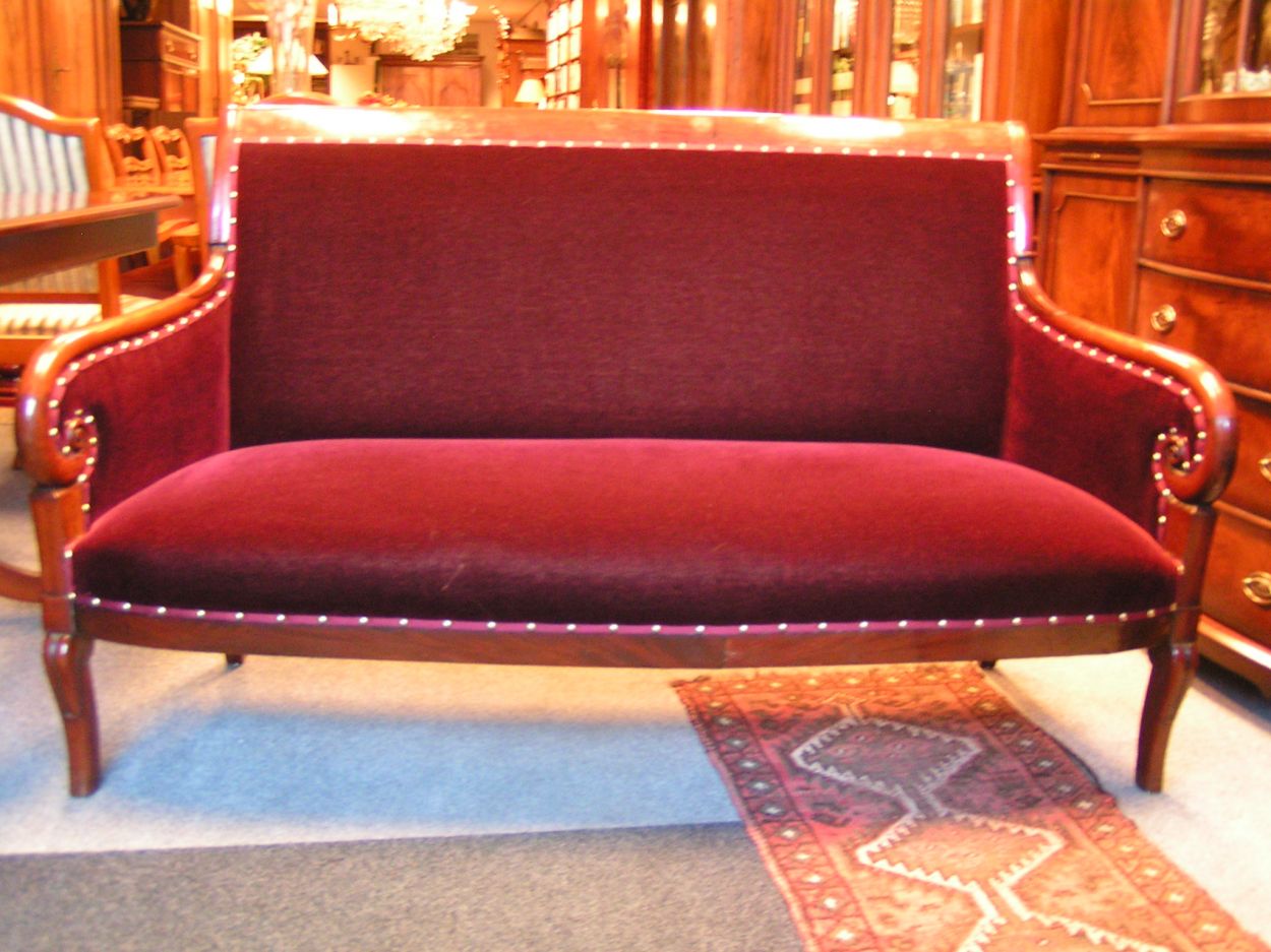 Verkocht artikelnr. 01600255 Antiek Cuba-Mahonie Bordeaux-rood uit jaar 1830, Velours gestoffeerd Zitbankje
Breedte: 1.50m Zithoogte 45cm

Museum-kwaliteit, in perfecte staat.

Keywords: antiek cuba mahanie zitbank