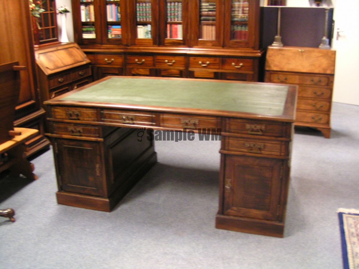 Verkocht artikelnr. 1600344 Antiek Engels Mahonie Partnerdesk
Met groen lederen blad, met lades en deuren.

Alles afsluitbaar!

In zeer goede staat.

afmetingen: 1.01m Breed x 1.68 Lengte x Hoog: 80cm
Keywords: Antiek Engels Mahonie Partnerdesk