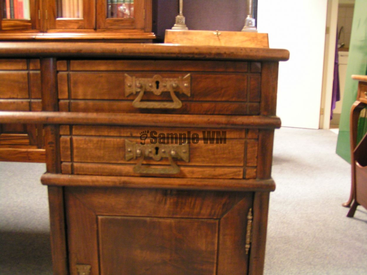 Verkocht artikelnr. 1600344 Antiek Engels Mahonie Partnerdesk
Met groen lederen blad, met lades en deuren.

Alles afsluitbaar!

In zeer goede staat.

afmetingen: 1.01m Breed x 1.68 Lengte x Hoog: 80cm
Keywords: artikelnr. 1600344 Antiek Engels Mahonie Partnerdesk: