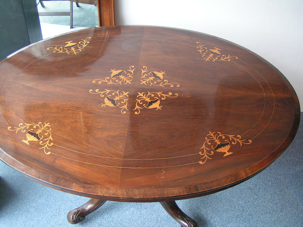 artikelnr. 1600858 Engels Mahonie Ovale tafel op wielen: prijs  €695,- euro
met zeer mooi inlegwerk

1.16m breed x diep 87cm x hoog: 69cm
Keywords: artikelnr. 1600858 Engels Mahonie Ovale tafel op wielen