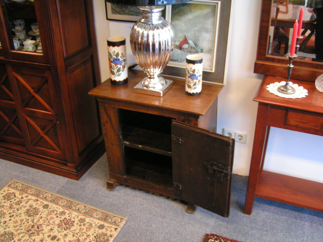 artikelnr 1602035 Antieke Massief Eiken Spinde 18 eeuws in Zeer goedestaat. vraagprijs €749,- euro
