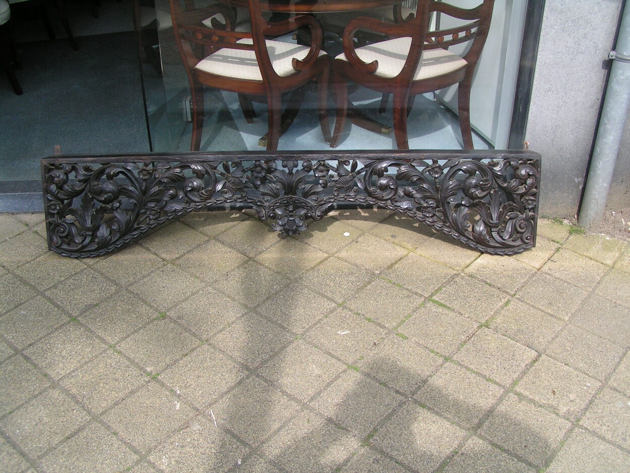 artikelnr. 1602032 Een Rijkgesneden Kolonioul Ornament 19 eeuws in Zeer Goede Staat. vraagprijs €250,- euro
Afm B 1.83 H 38 D 16 cm.
