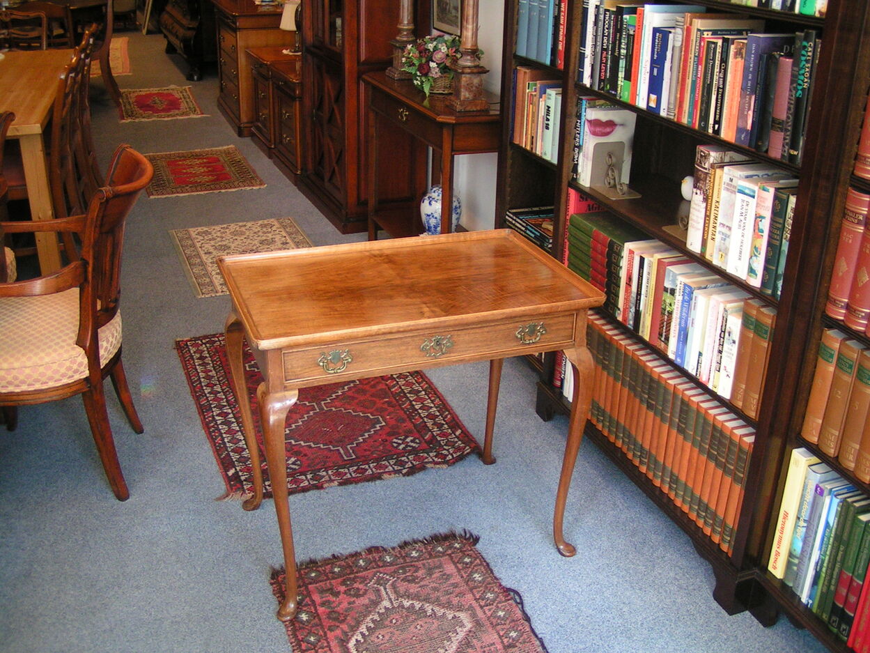 artikelnr. 1602037 Thee Tafel Queen Anne Stijl van Eikenhout 19 eeuw in Zeer Goede Staat Prijs €325,- euro
Zeer Mooie Thee Tafel Voorzien met Messing Beslag en met Laden.
Afm D 52 H 70 B 78 cm
