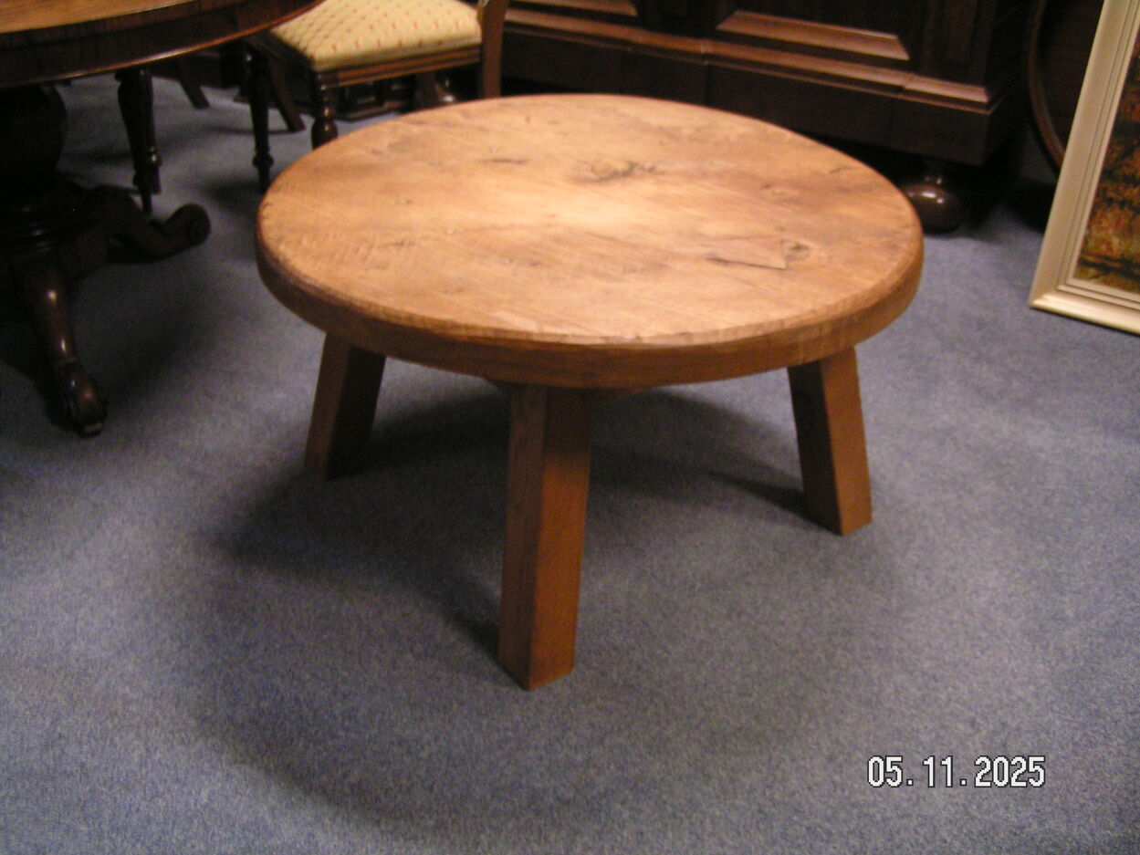 artikelnr. 1602044 Antieke Brutalistische Massief Eiken Salontafel in zeer goede staat. prijs �395,- euro
Afm Doorsnede 90 cm H 50 cm Dikte Bovenblad 6 cm.
