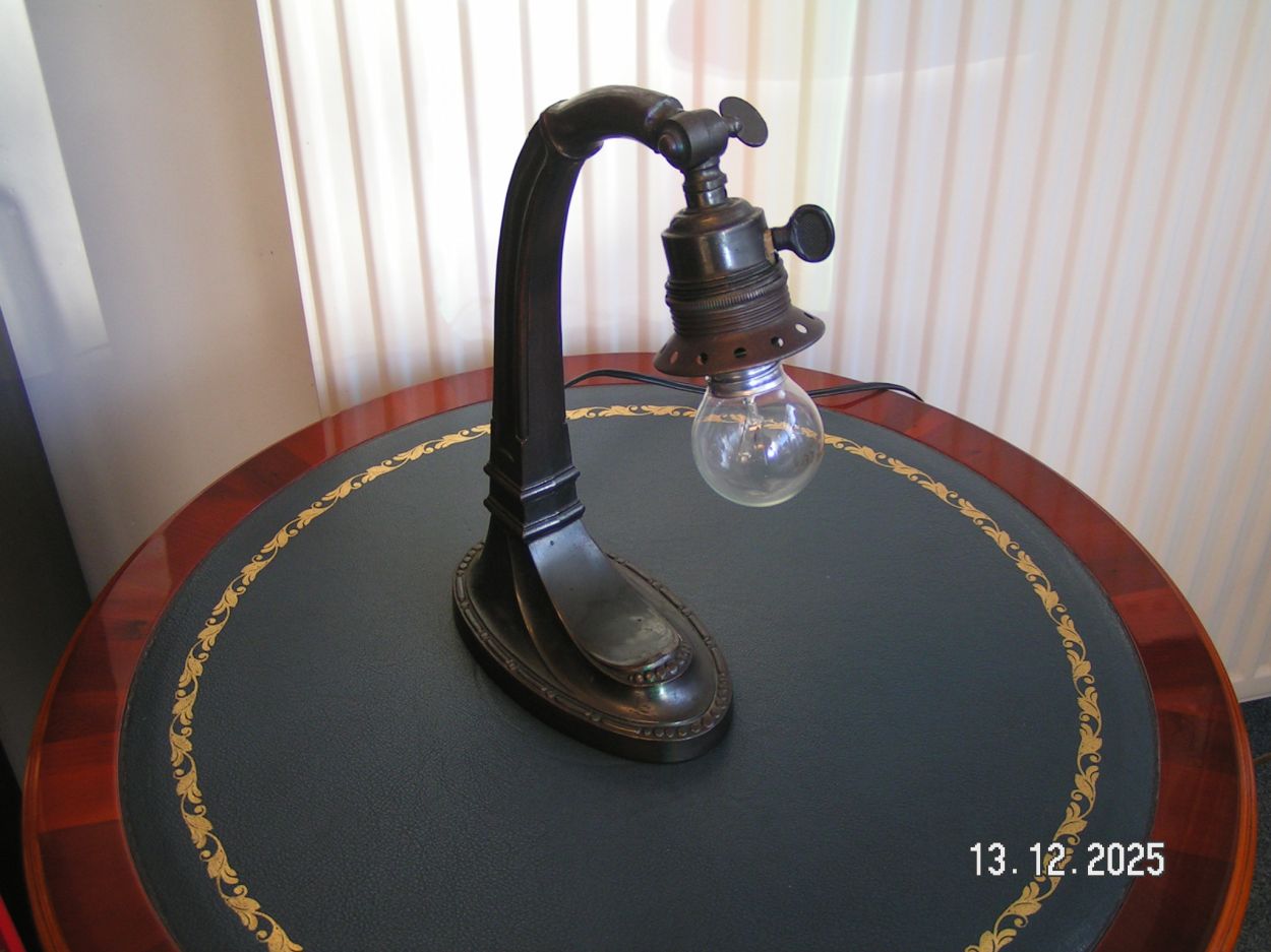 artikelnr. 1602069 Antieke JUGENDSTIL NOTARISLAMP TAFELLAMP 1910 - 1920 Prijs € 195,- euro
Antieke Notarislamp Bureaulamp in Zeer Goede staat
Afm 29 cm hoog. 
