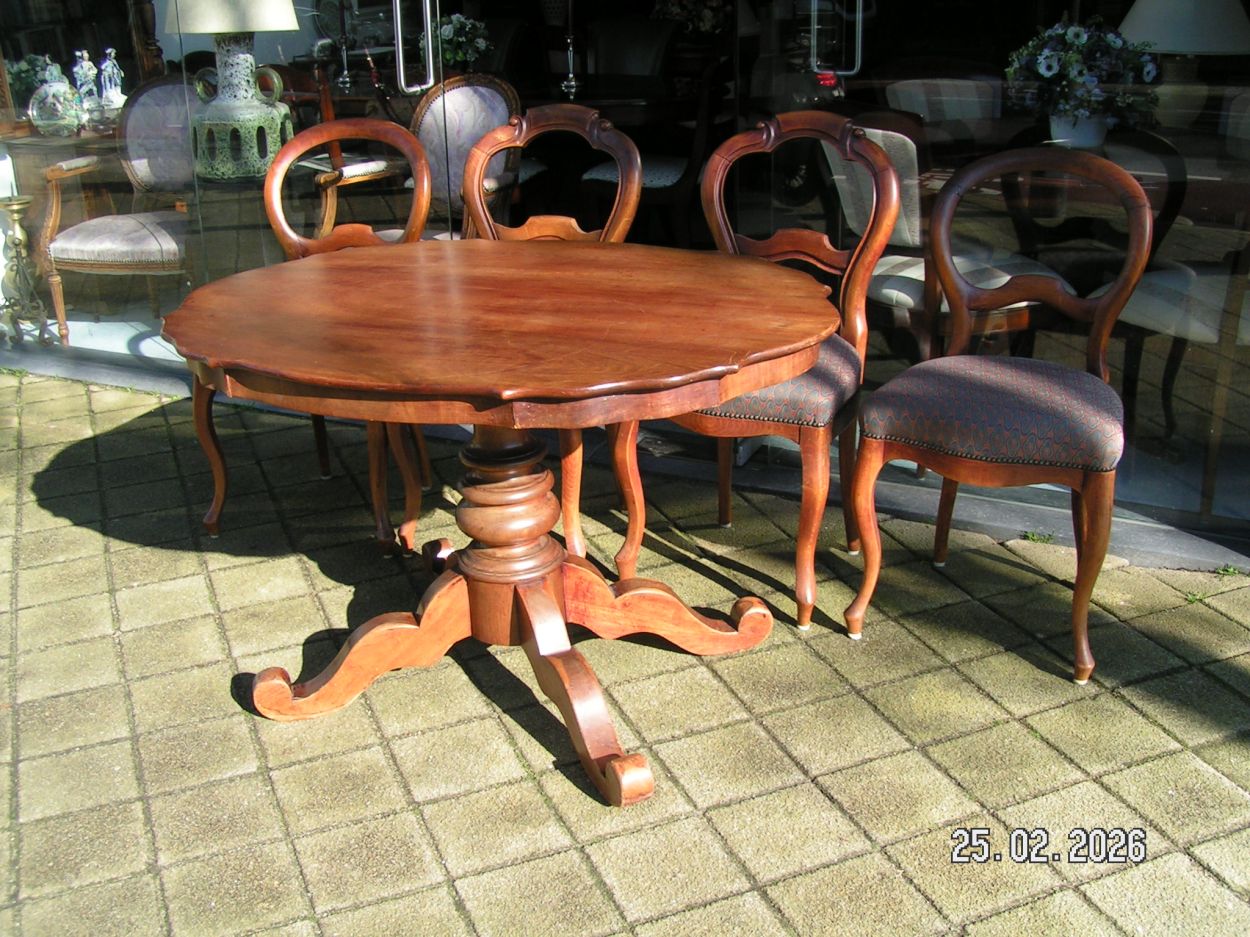 artikelnr. 1602094 Antieke Mahonie Biedermeier Tafel met 4 Stoelen en opnieuw gestoffeerd prijs €225,- euro
