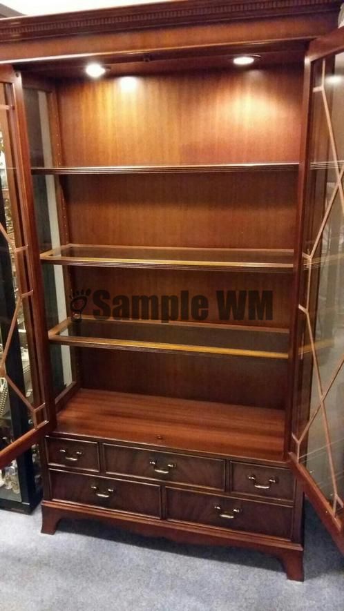 Verkocht artikelnr. 1600354 Vitrinekast v/d Heldense Exclusive.
Vitrinekast v/d Heldense Exclusive van Mahoniehout.
Met verlichting en 5 laden.
B: 1 meter x D 35cm x H 1.76 cm

In nieuwstaat!
Keywords: Verkocht artikelnr. 1600354 Vitrinekast v/d Heldense Exclusive.