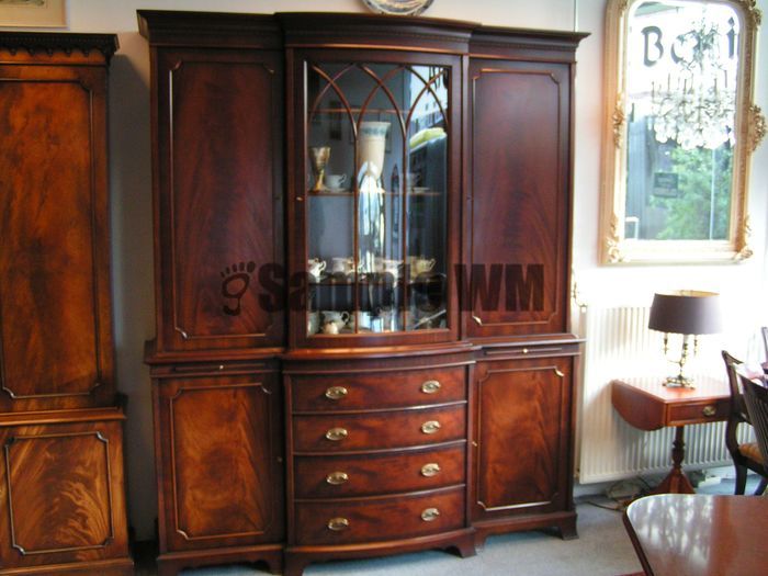 Verkocht artikelnr. 1600372 Heldense Exclusive Vitrinekast
Showcase with curved center front. With 1 glass door with lighting and 3 glass shelves and 2 closed doors, 4 curved drawers (metal guides) and 2 closed doors with 1 shelf. With 2 extendable shelves.
Upper and lower case.

In excellent condition.

185 x 55 x 224 cm
73 x 22 x 88 inch

Keywords: Heldense Exclusive Vitrinekast