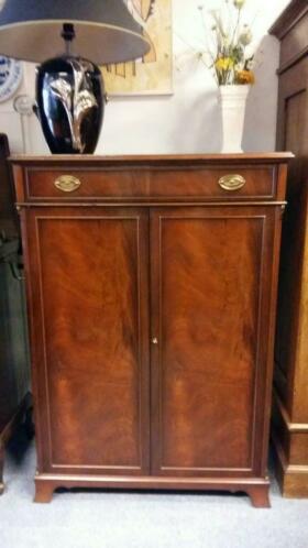 Verkocht artikelnr. 1600271 Heldense Exclusief kast/secretaire.
Heldense Exclusief kast/secretaire in mahoniehout. Voor bijvoorbeeld u pc of audiokast, uitschuifbaar werkblad met lederen in leg. En een uitschuifbaar plateau voor bijvoorbeeld een printer. Deuren ( 180 graden draaibaar ) Kast is fabrieks nieuw! Maten; B 97 H 1.41 D 50 cm.
Voor meer Heldense meubels zie onze site of andere advertenties.
Keywords: Heldense Exclusief kast/secretaire