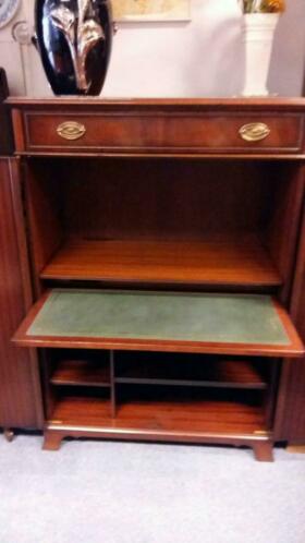 Verkocht artikelnr. 1600271 Heldense Exclusief kast/secretaire.
Heldense Exclusief kast/secretaire in mahoniehout. Voor bijvoorbeeld u pc of audiokast, uitschuifbaar werkblad met lederen in leg. En een uitschuifbaar plateau voor bijvoorbeeld een printer. Deuren ( 180 graden draaibaar ) Kast is fabrieks nieuw! Maten; B 97 H 1.41 D 50 cm.
Voor meer Heldense meubels zie onze site of andere advertenties.
Keywords: Heldense Exclusief kast/secretaire