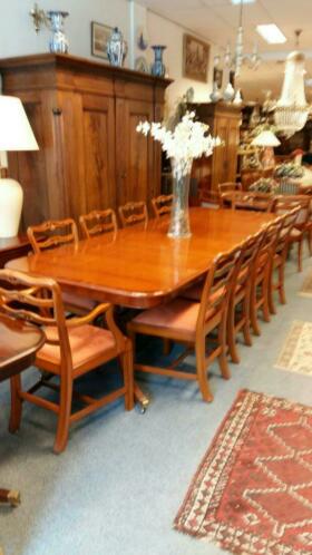 Verkocht artikelnr. 1600262 Heldense Exclusief Taxus Coulisse tafel met tien stoelen: Prijs Op Aanvraag
Heldense Exclusief Taxus Coulisse tafel. Met tien stoelen waarvan twee met armleggers.
Tafel is intarsia ingelegd en in nieuwstaat stoelen zijn pas opnieuw gestoffeerd. Tafel staat op messing wielen en heeft twee tussen bladen.
Maten; L 2.80 B 1.07 H 76 tussen bladen 50 cm.
Ook in Mahoniehout in onze collectie, en nog diverse andere soorten en maten in hoogglans of in zijde glanzens aanwezig. zie onze site of andere advertenties.
Keywords: artikelnr. 1600262 Heldense Exclusief Taxus Coulisse tafel met tien stoelen: Prijs Op Aanvraag