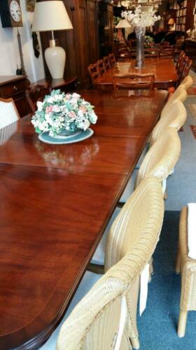 artikelnr. 1600262 Heldense Exclusief Mahonie Coulisse tafel met tien stoelen: Prijs Op Aanvraag
Heldense ExclusiveTaxus Coulisse tafel. Met tien stoelen waarvan twee met armleggers.
Tafel is intarsia ingelegd en in nieuwstaat stoelen zijn pas opnieuw gestoffeerd. Tafel staat op messing wielen en heeft twee tussen bladen.
Maten; L 3.04 B 1.07 H 76 tussen bladen 50 cm.
Ook in Mahoniehout in onze collectie, en nog diverse andere soorten en maten in hoogglans of in zijde glanzens aanwezig. zie onze site of andere advertenties.
