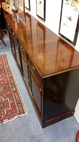 Verkocht artikelnr. 1600318 Dressoir v/d Heldense Exclusief Mahoniehout nieuw! 
Dressoir v/d Heldense Exclusief in Mahoniehout nieuw! Intarsia ingelegd blad.
Maten; 180 x 45 x 85 cm
71 x 18 x 35 inch.
Voor meer Dressoirs en in diverse houtsoorten en kleuren en maten, zie onze site of andere advertenties.
Keywords: artikelnr. 1600318 Dressoir v/d Heldense Exclusief Mahoniehout