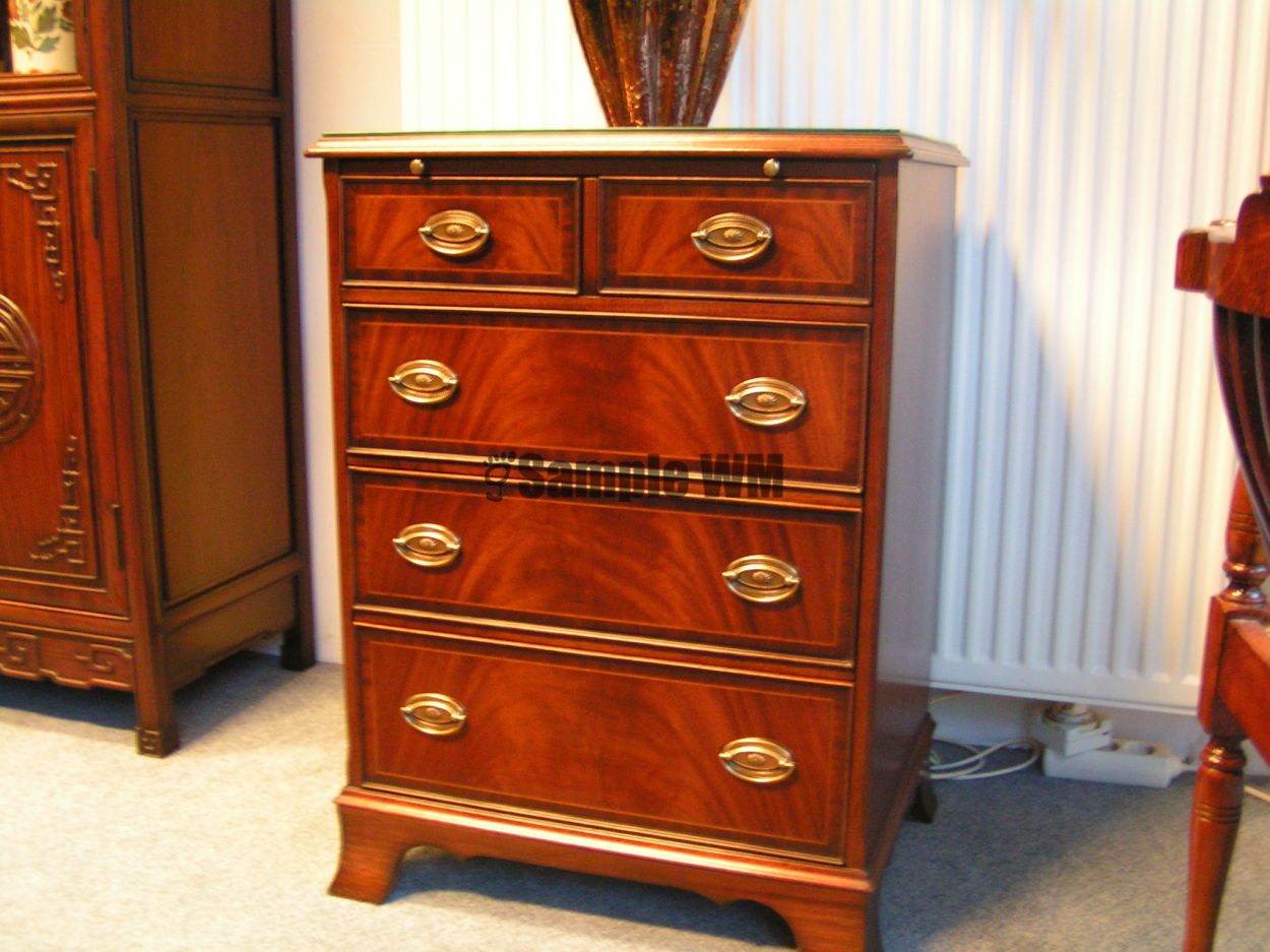 Verkocht artikelnr. 01600850 Kommode van de Heldense in Mahonie : Verkocht
Kommode van de Heldense in Mahonie in Nieuwstaat met 5 laden en een uitschuifplateau met goudbedrukte leerinleg
Met intarsia ingelegd blad.


* Ruime collectie Heldense meubels in onze toonzaal te bezichtigen.
Keywords: Kommode van de Heldense in Mahonie in Nieuwstaat!