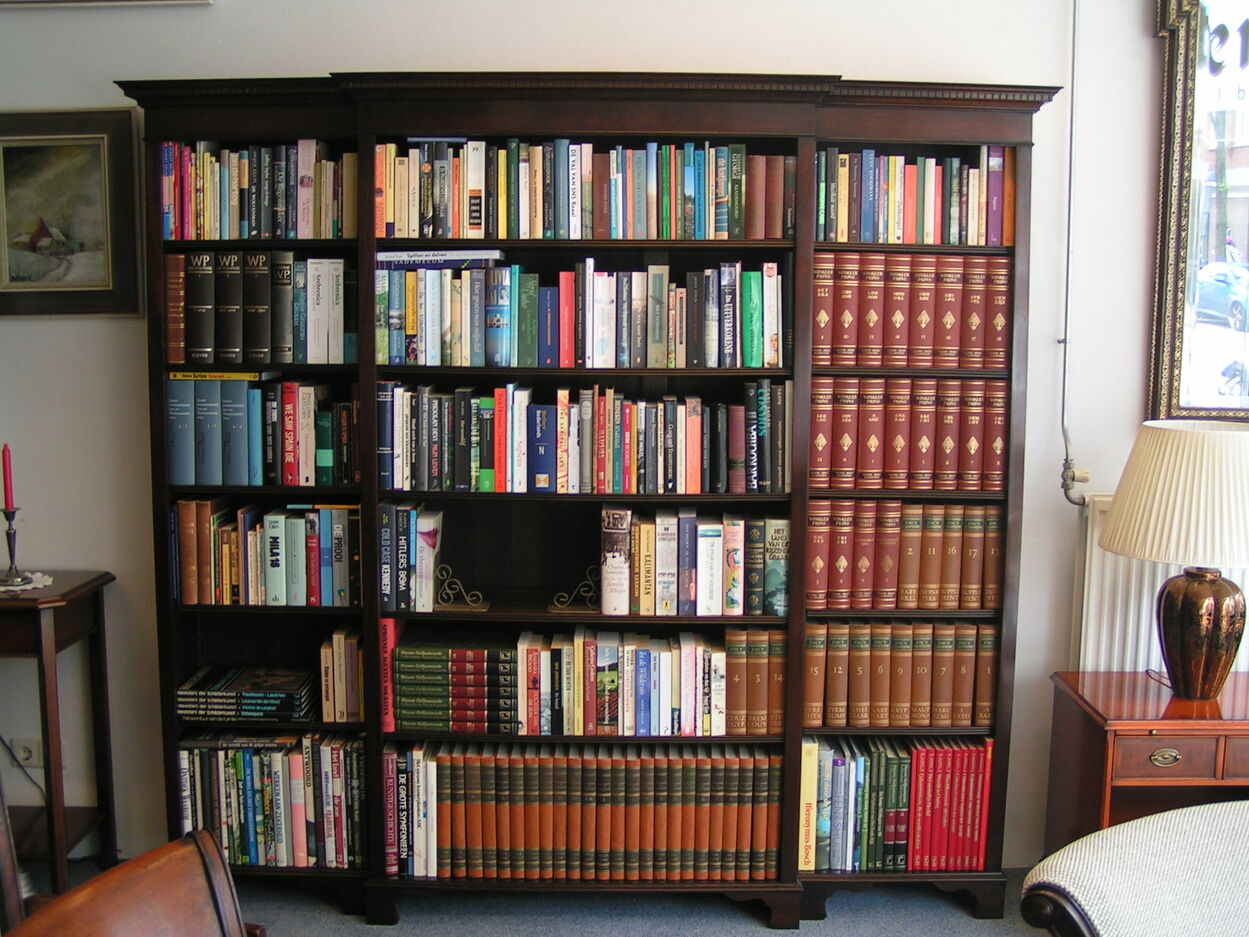 artikelnr. 1600868 Grote Engelse Mahoniehouten Boekenkast/Bibliotheek: prijs; €2495,- euro
Regency stijl

Planken op hoogte verstelbaar.

Afmetingen : H: 2m x B: 2.12m x 40cm

met breakfront
Keywords: artikelnr. 1600868 Grote Engelse Mahoniehouten Boekenkast/Bibliotheek.