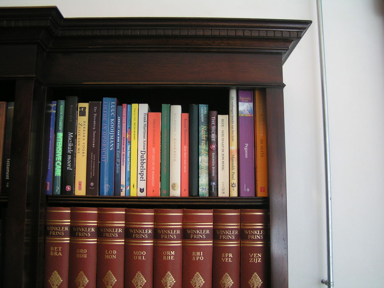 artikelnr. 1600868 Grote Engelse Mahoniehouten Boekenkast/Bibliotheek: prijs; €2495,- euro
Regency stijl

Planken op hoogte verstelbaar.

Afmetingen : H: 2m x B: 2.12m x 40cm

met breakfront
Keywords: artikelnr. 1600868 Grote Engelse Mahoniehouten Boekenkast/Bibliotheek.