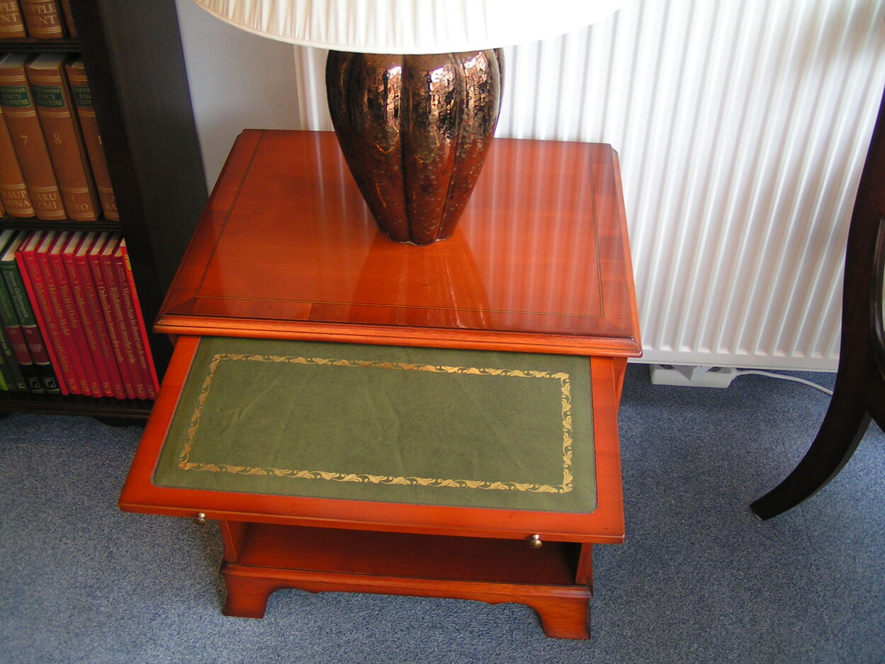 Verkocht artikelnr. 1600866 Heldense Exclusive Taxus houten bijzettafel/ lampentafel.
b: 55cm x D: 43cm x H: 60cm

Intaria ingelegd, met uischuifbaar lederen inlegblad goudbedrukt.

2 stuks in de collectie.

In nieuwstaat.
