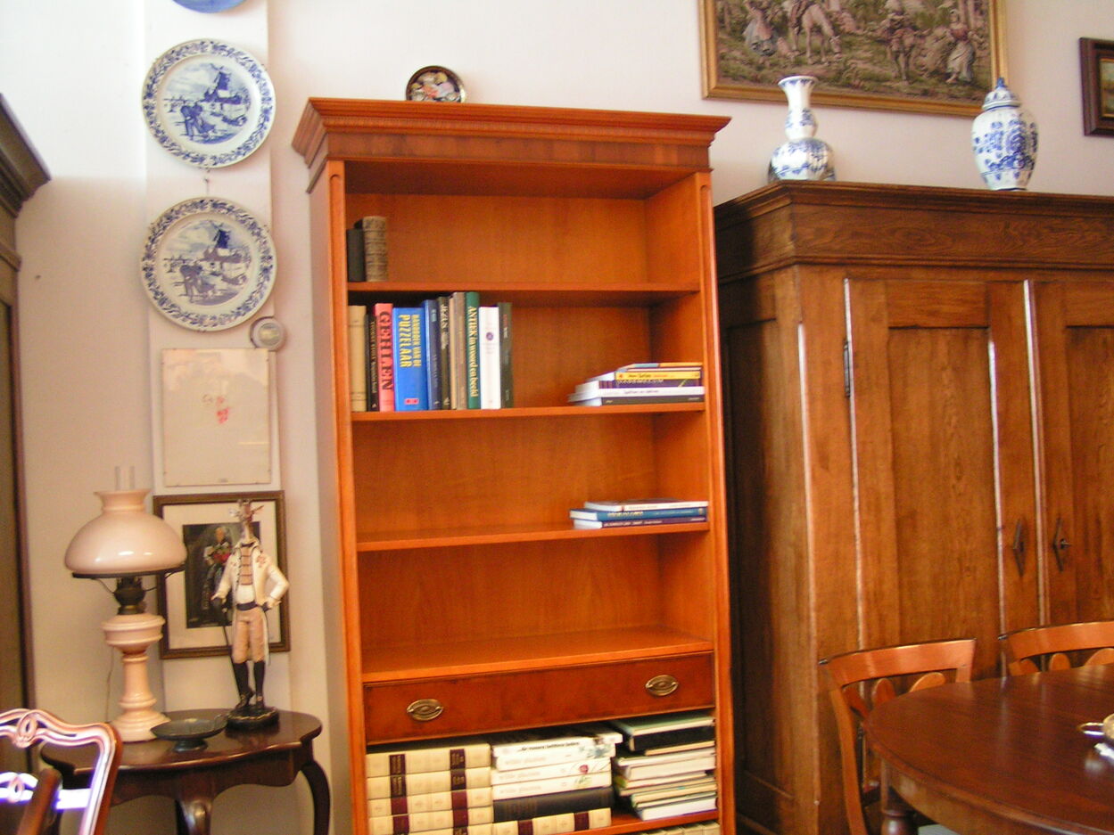 Verkocht artikelnr. 1600870 Heldense Exclusive Boekenkast van Taxus Hout in Nieuwstaat.
Heldense Exclusive Boekenkast van Taxus Hout in Nieuwstaat �n helemaal perfect!
Met Laden.en planken verstelbaar
Maten; 101 x 41 x 212 cm.
Keywords: Heldense Exclusive Boekenkast van Taxus Hout in Nieuwstaat