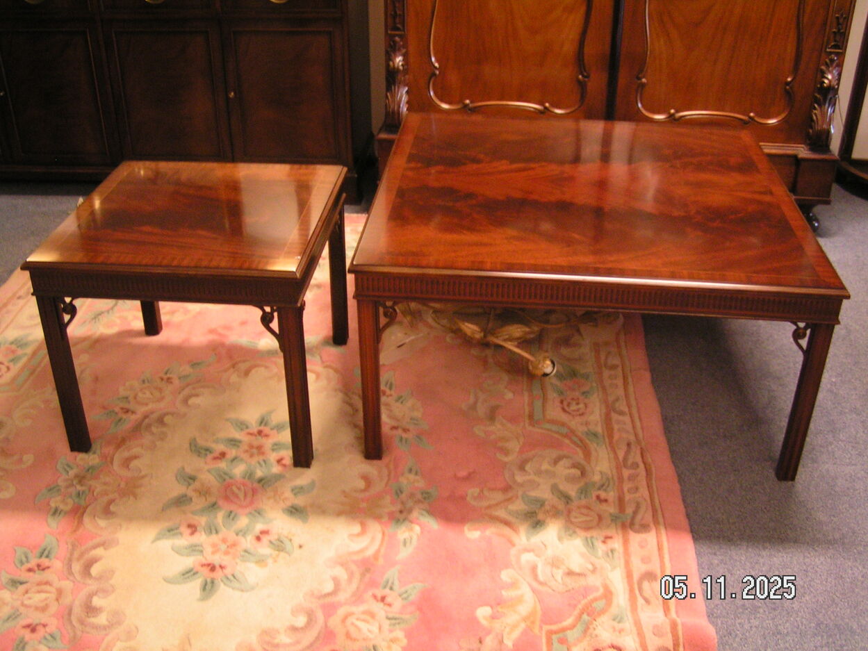 artikelnr. 1602042 HELDENSE EXCLUSIVE Salontafels van Mahonie in Nieuwstaat.
