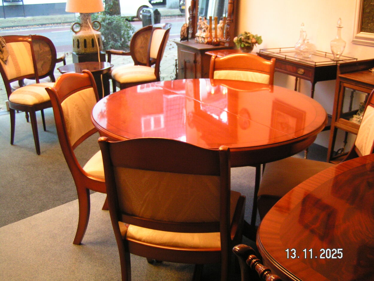 artikelnr. 1602054 HELDENSE EXCLUSIVE Taxus Uitschuifbare Ronde Eetkamertafel in Nieuwstaat!
Tafel is uitschuifbaar en intarsia ingelegde bladen.
Afm 110 ( + 50 ) x 110 x 76 cm.
43 ( + 20 ) x 43 x 30 inch.
