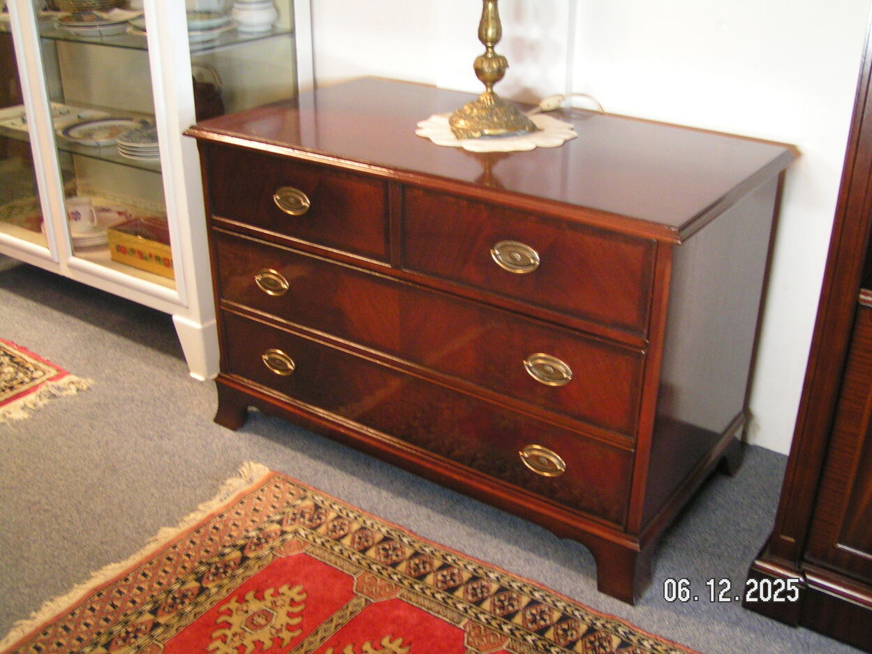 artikelnr. 1602059 HELDENSE EXCLUSIVE MAHONIE TV/AUDIO-KOMMODE in NIEUWSTAAT prijs €699,- euro.
